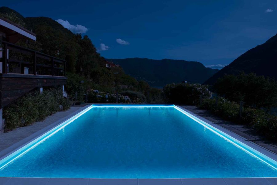 Piscine éclairée par des projecteurs aquatiques linéaires de Eclaix