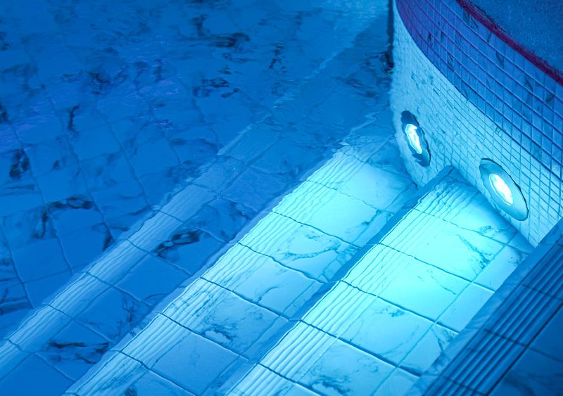 zoom sur deux spots aquatiques dans une piscine.