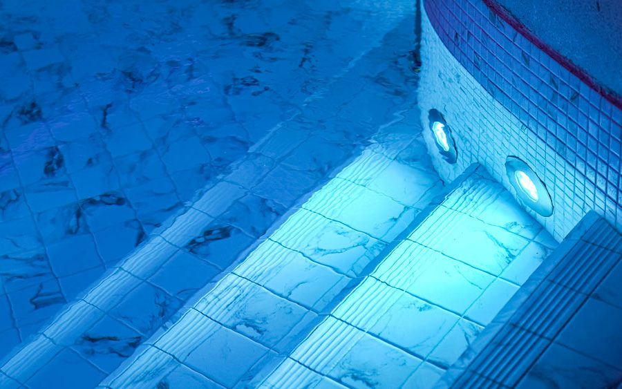 zoom sur deux spots aquatiques dans une piscine.