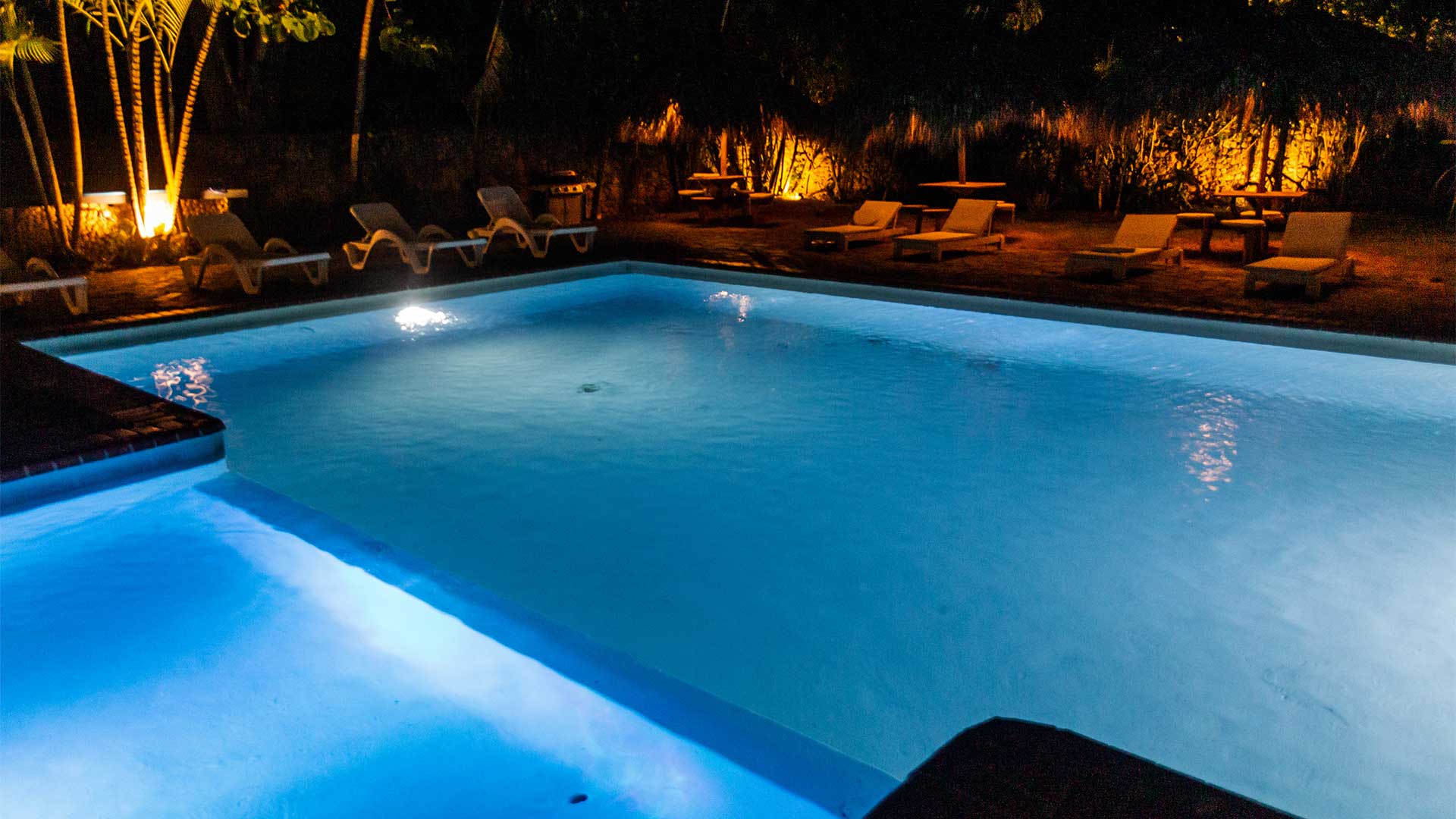 Lumière et eau : les grandes tendances des piscines estivales